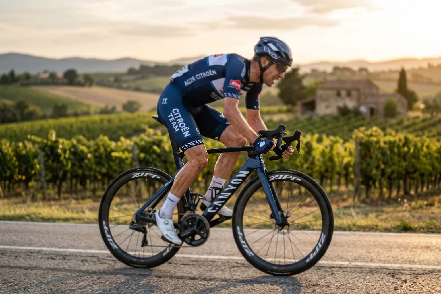 Portrait d'un cycliste professionnel en plein effort sur son vélo de route