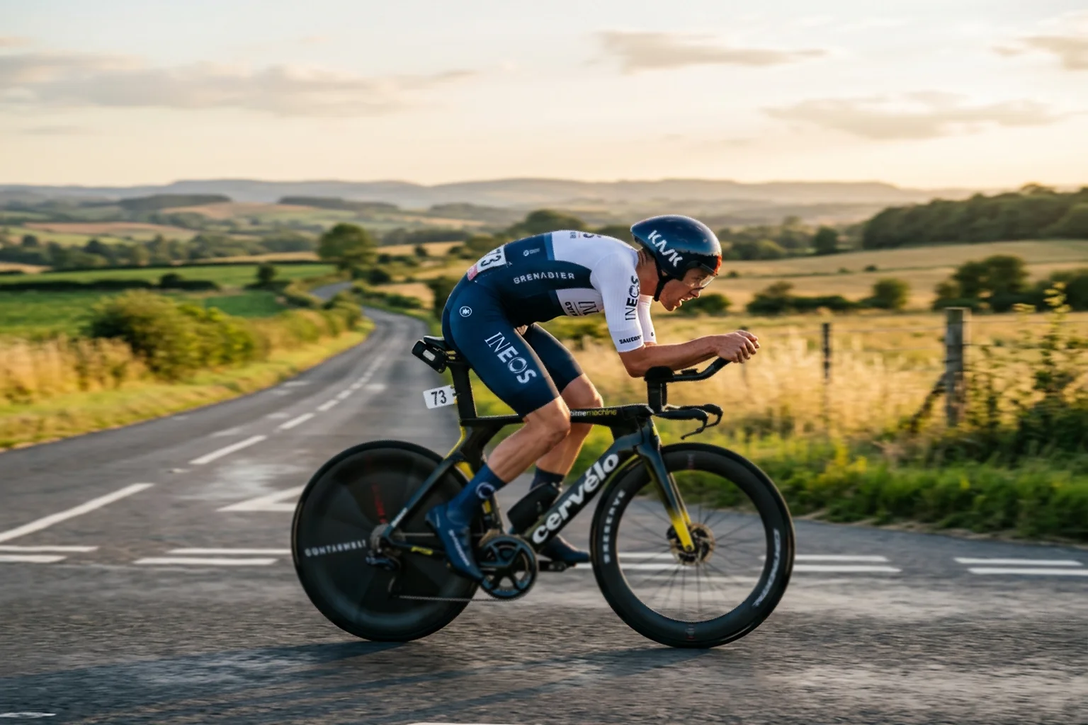Cycliste professionnel en position aérodynamique lors d'un contre-la-montre mesurant sa performance