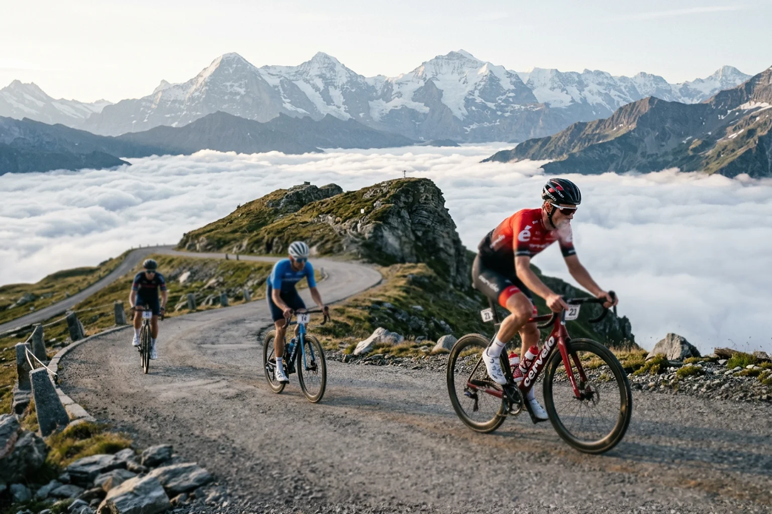 Cyclistes professionnels s'entraînant en haute altitude avec un paysage de montagne spectaculaire